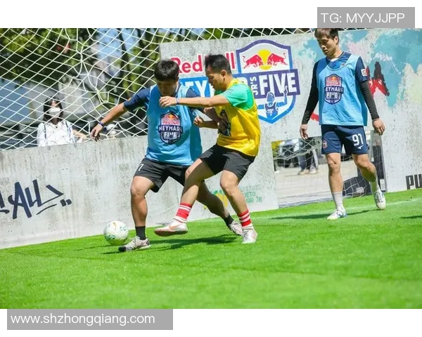 街头足球明星化妆瞬间曝光引发粉丝热议与追捧