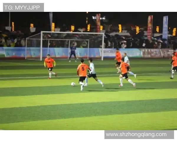 足球明星与球队的精彩瞬间图文展现，尽显绿茵场上的激情与荣耀